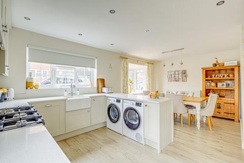 4 bedroom detached house for sale, Wethersfield Close, Rayleigh, SS6