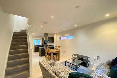 3 bedroom townhouse to rent, St. Philips Square, Salford