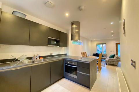 3 bedroom townhouse to rent, St. Philips Square, Salford