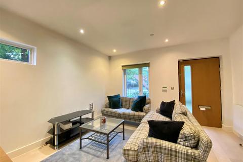 3 bedroom townhouse to rent, St. Philips Square, Salford
