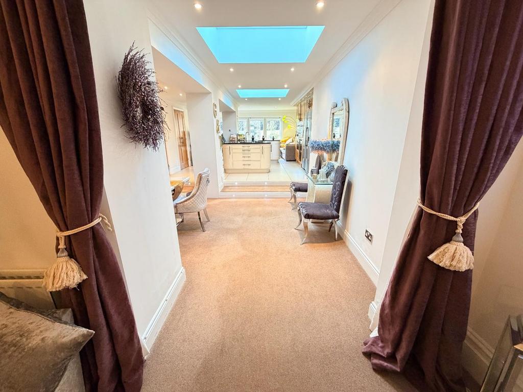 Access to kitchen/diner/family room