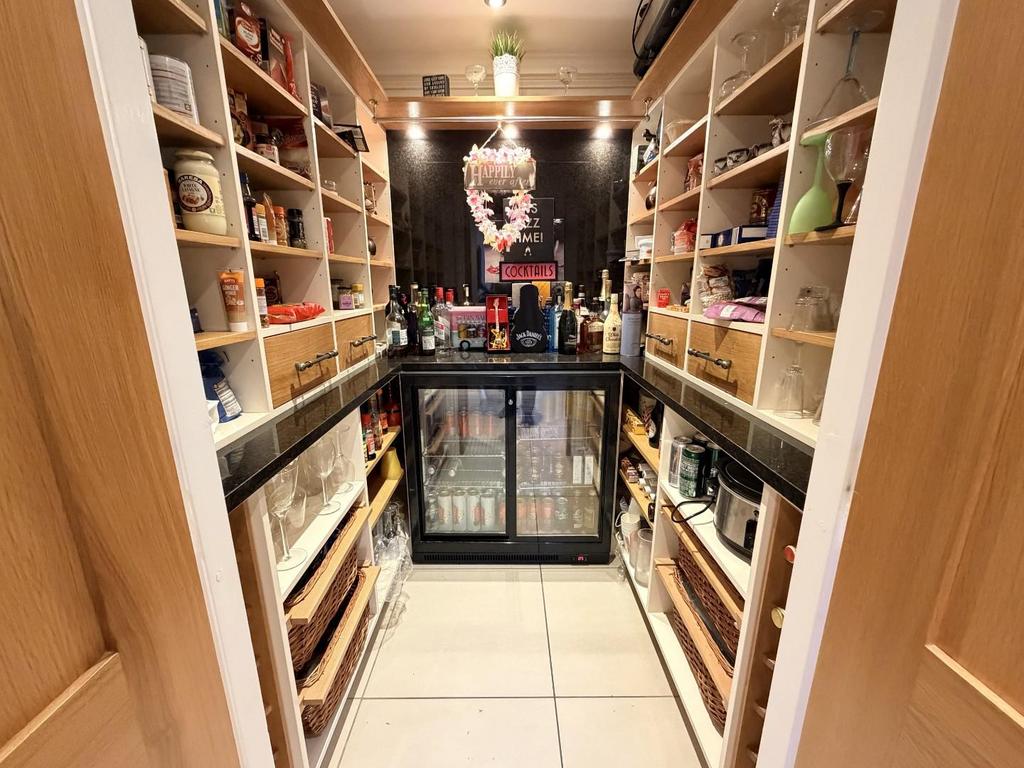 Bar / pantry