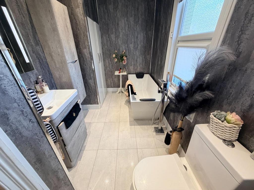 Main bathroom