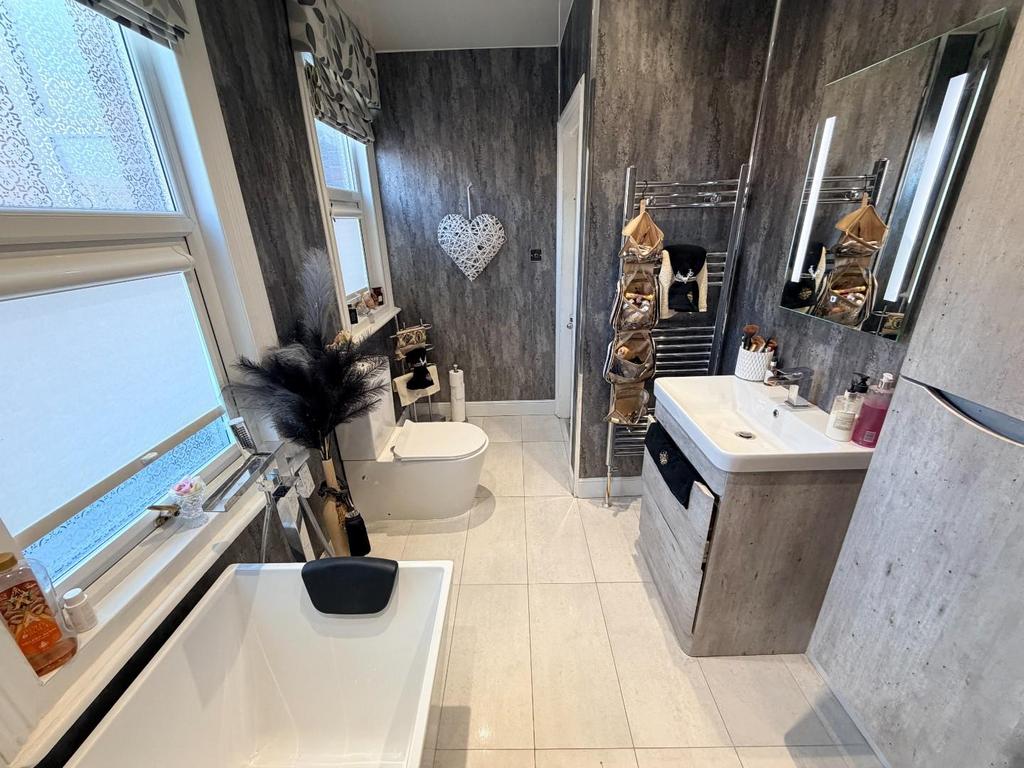 Main bathroom