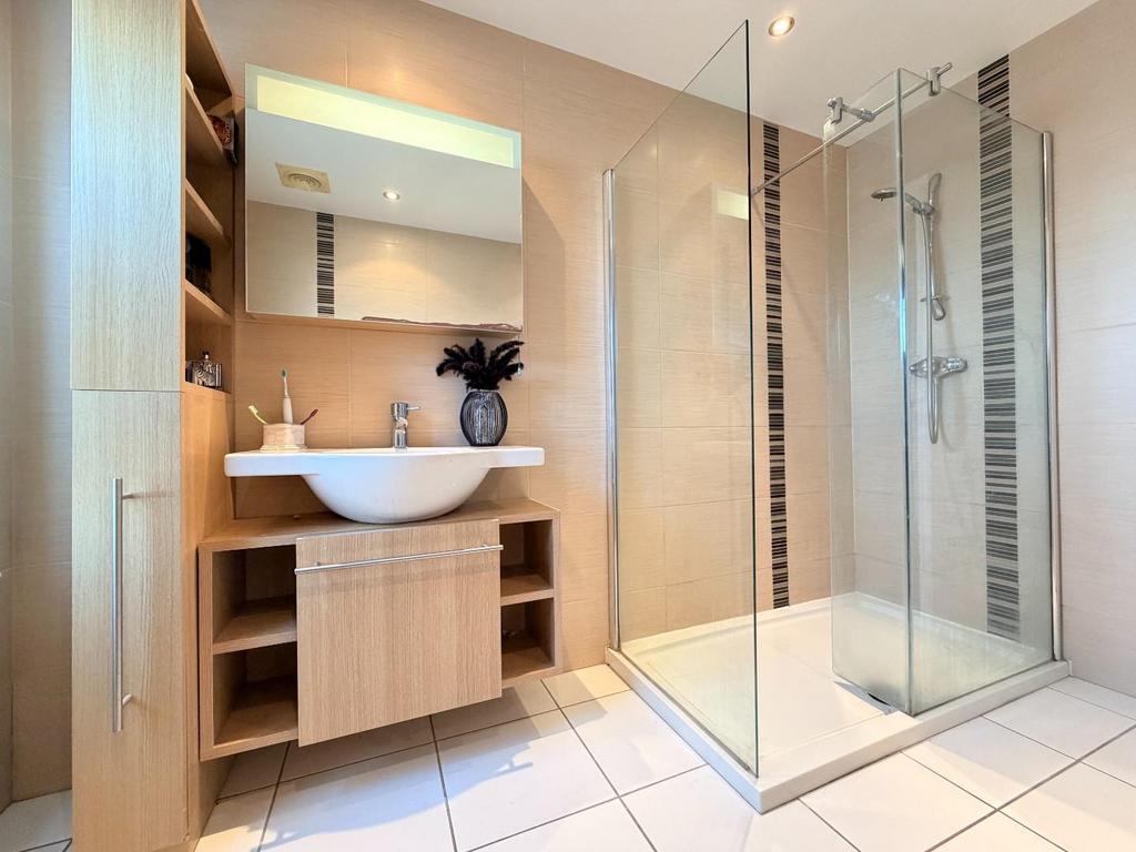 First floor shower room