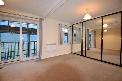 Studio to rent, Orchard Way, East Grinstead