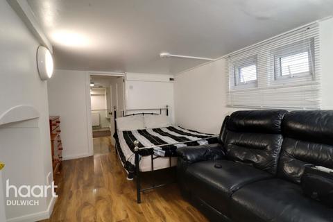 Studio to rent, Vicars Hill, LONDON