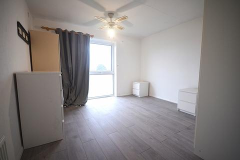 2 bedroom flat to rent, St Peters Close, Ilford, IG2