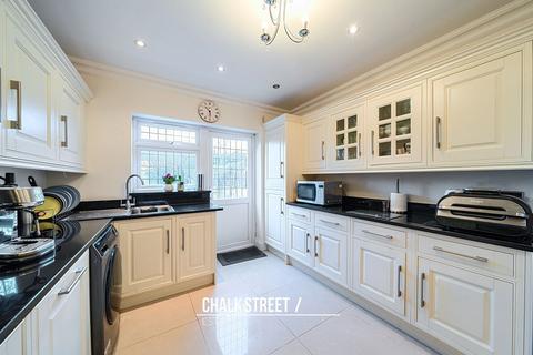 3 bedroom semi-detached bungalow for sale, Alma Avenue, Hornchurch, RM12