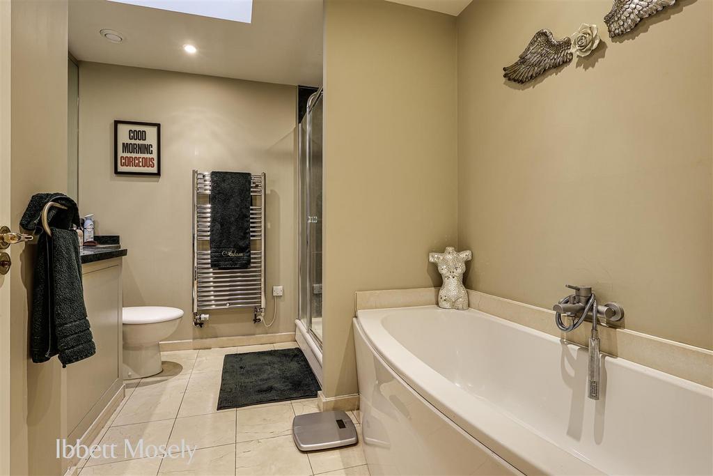 26 en-Suite Bathroom.jpg