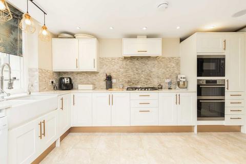 5 bedroom terraced house to rent, Bow Road, London E3