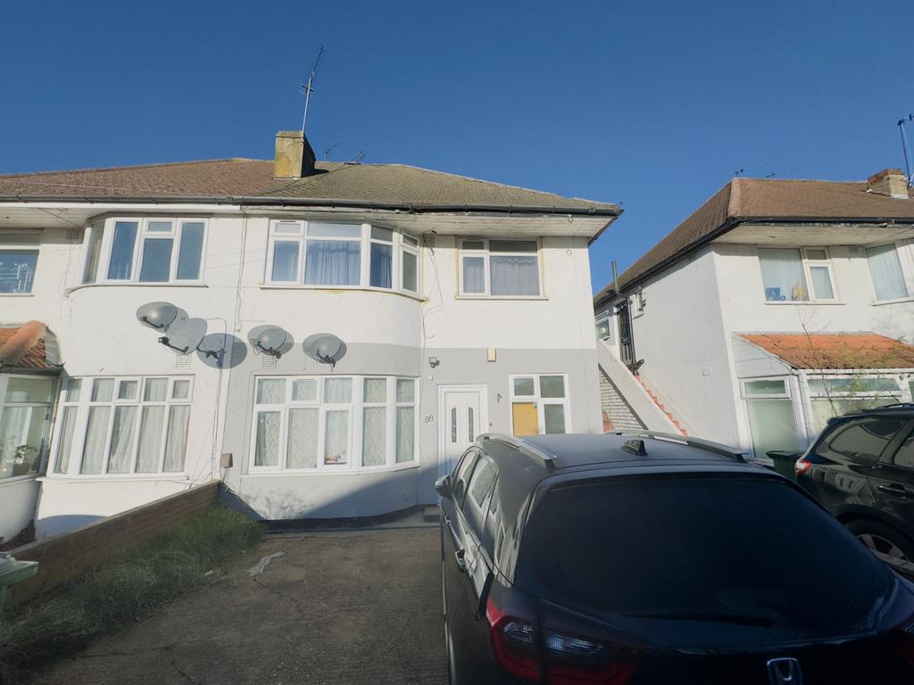 Spacious 2-Bedroom Ground Floor Home with Garden