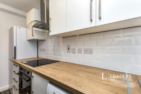 2 bedroom flat to rent, Bishopric Court, Horsham, West Sussex, RH12