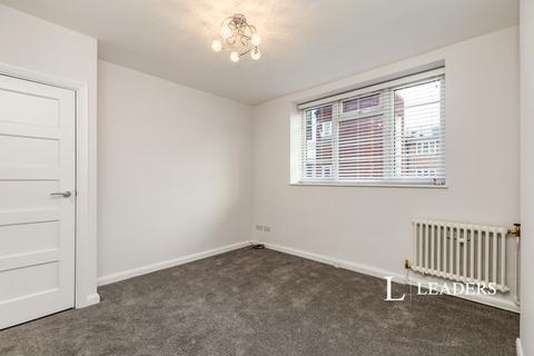 2 bedroom flat to rent, Bishopric Court, Horsham, West Sussex, RH12