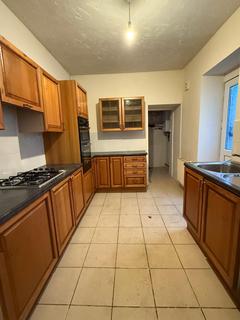 3 bedroom terraced house to rent, High Street, Glynneath SA11