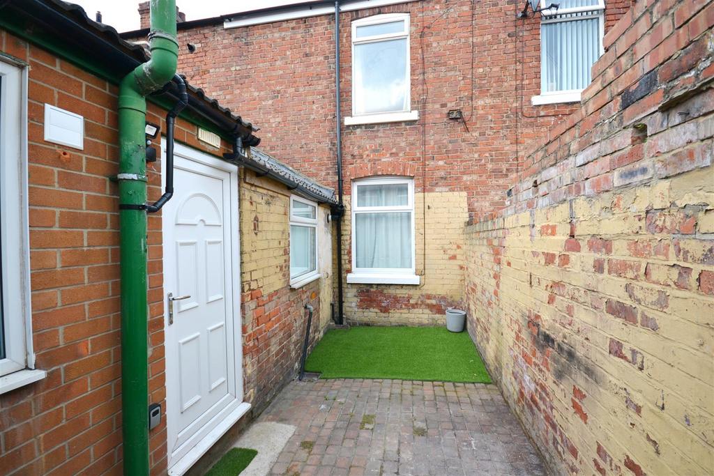 7 Dundee Street Yard.jpg