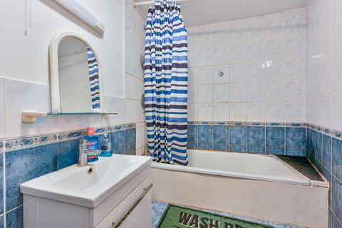 2 bedroom flat to rent, Queens Grove, St John's Wood, London, NW8