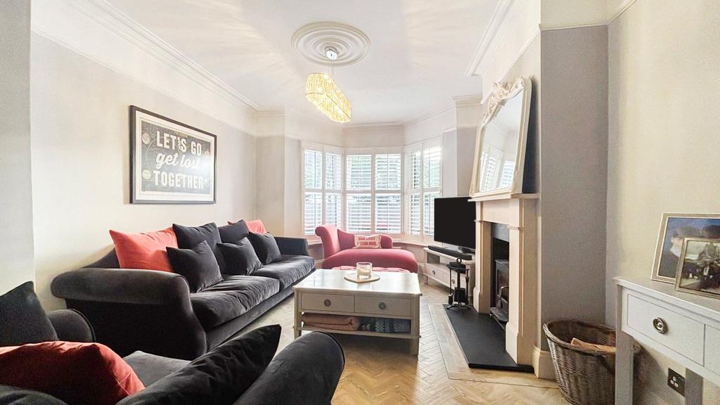 Lounge/Dining Room