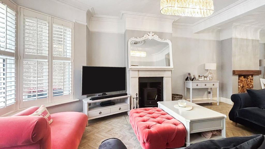 Lounge/Dining Room