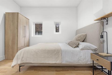 Studio to rent, Cheniston Gardens, London W8