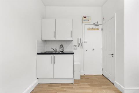 Studio to rent, Cheniston Gardens, London W8