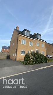 3 bedroom semi-detached house to rent, Blencarn Crescent, Leeds