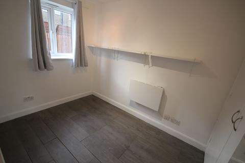 1 bedroom flat to rent, Chessington KT9