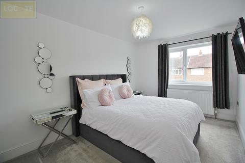 3 bedroom end of terrace house to rent, Tanhouse Road, Flixton