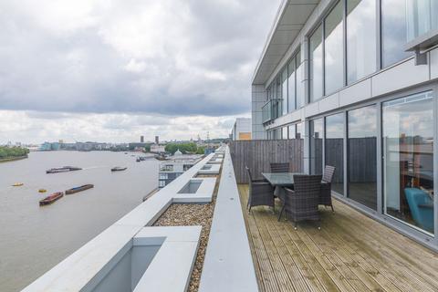 2 bedroom flat to rent, Dowells Street, London SE10