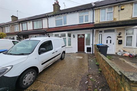 3 bedroom house to rent, Bounces Road, London N9