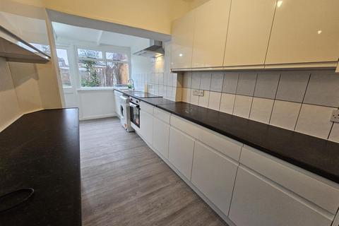3 bedroom house to rent, Bounces Road, London N9