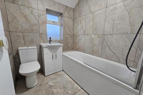 3 bedroom house to rent, Bounces Road, London N9