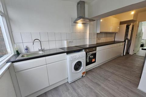 3 bedroom house to rent, Bounces Road, London N9