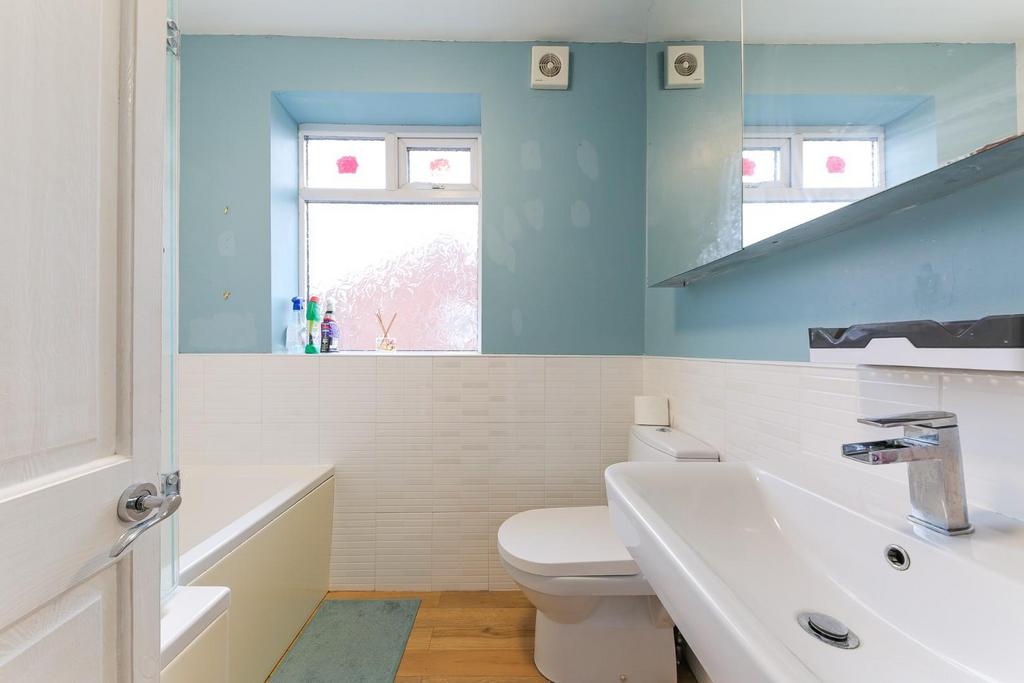 Family bathroom.jpg
