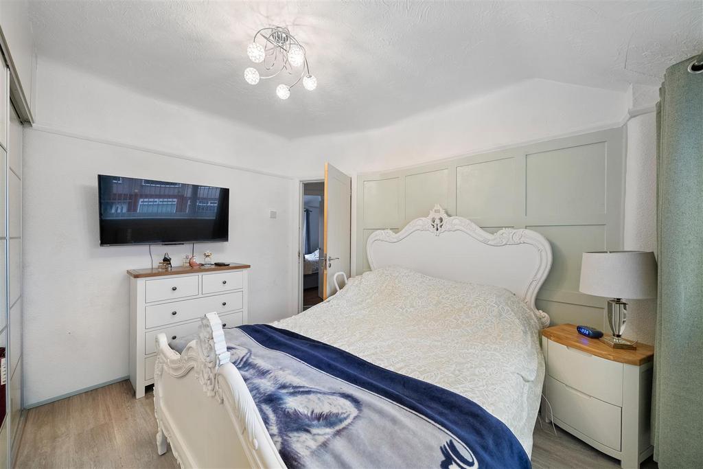 Bedroom 1b.jpg