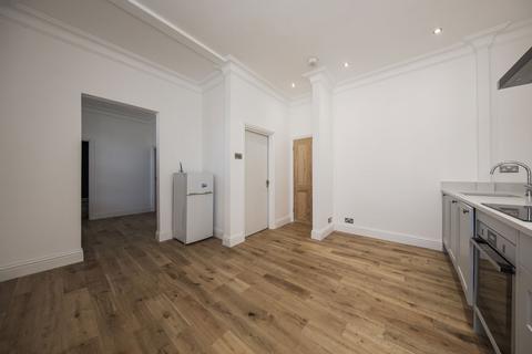 2 bedroom flat for sale, The Pantiles, Tunbridge Wells