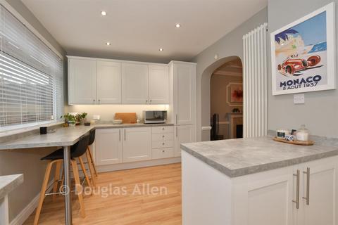 3 bedroom semi-detached house for sale, Hillcrest Road, Hornchurch RM11