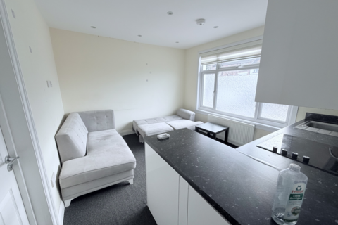 2 bedroom flat to rent, Evesham Road, N11