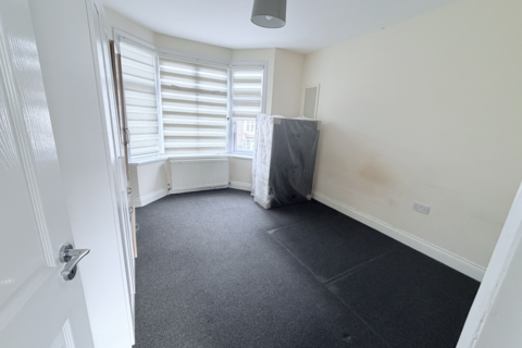 2 bedroom flat to rent, Evesham Road, N11