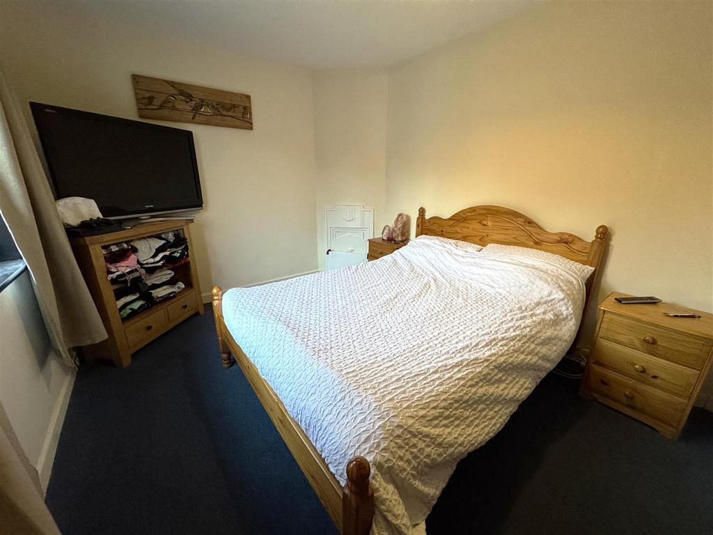 Bedroom 1.jpg