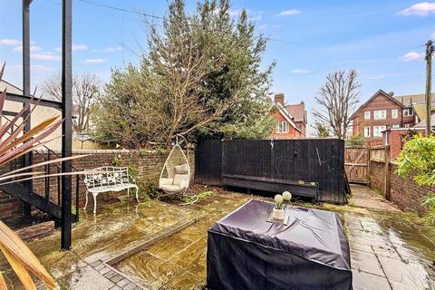 2 bedroom flat for sale, Upperton Gardens, Eastbourne