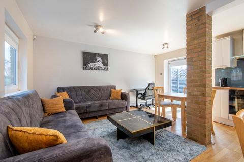 2 bedroom flat to rent, St. Michaels Close, London E16