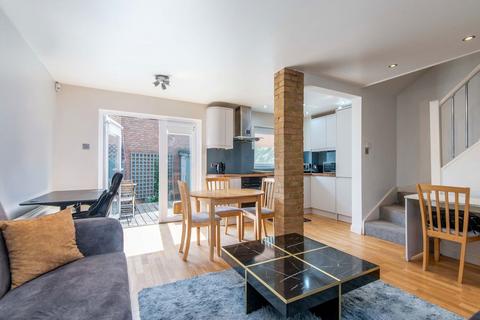 2 bedroom flat to rent, St. Michaels Close, London E16
