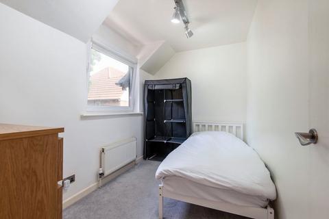 2 bedroom flat to rent, St. Michaels Close, London E16