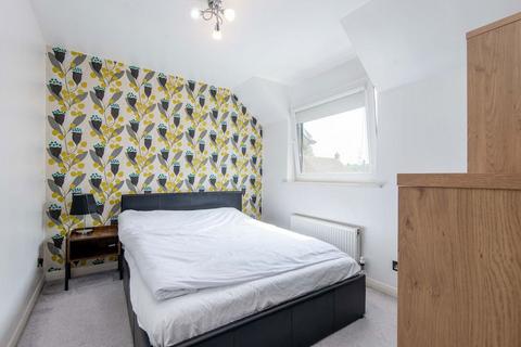 2 bedroom flat to rent, St. Michaels Close, London E16