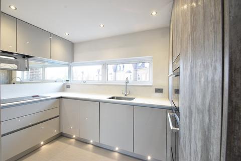 2 bedroom flat to rent, Parkside Court, WEYBRIDGE, KT13