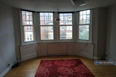 2 bedroom flat to rent, Gleneldon Road, London, SW16