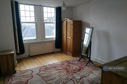 2 bedroom flat to rent, Gleneldon Road, London, SW16