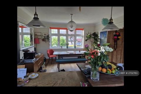 1 bedroom in a house share to rent, Glennie Road, London, SE27