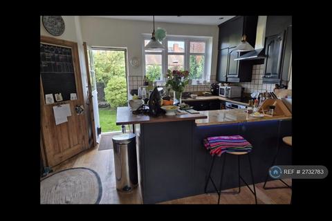 1 bedroom in a house share to rent, Glennie Road, London, SE27